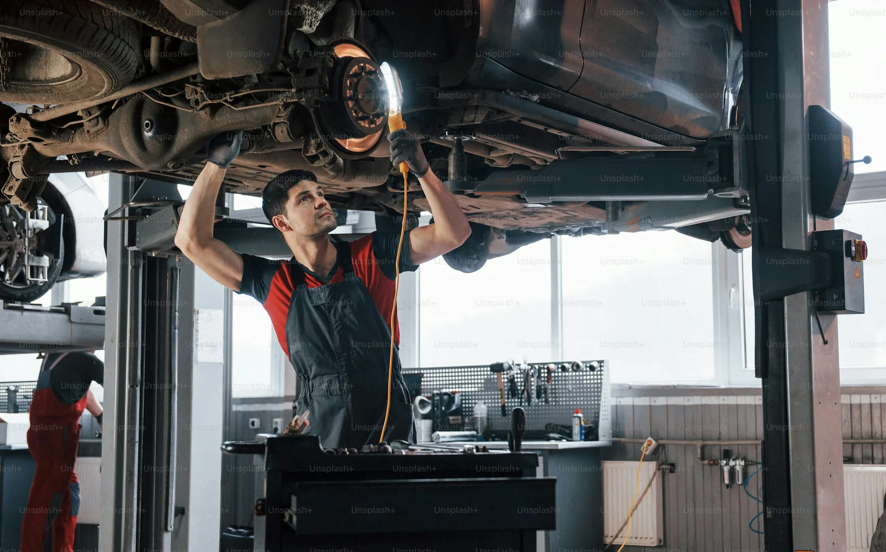 Fachkraft arbeitet sorgfältig im Motorraum