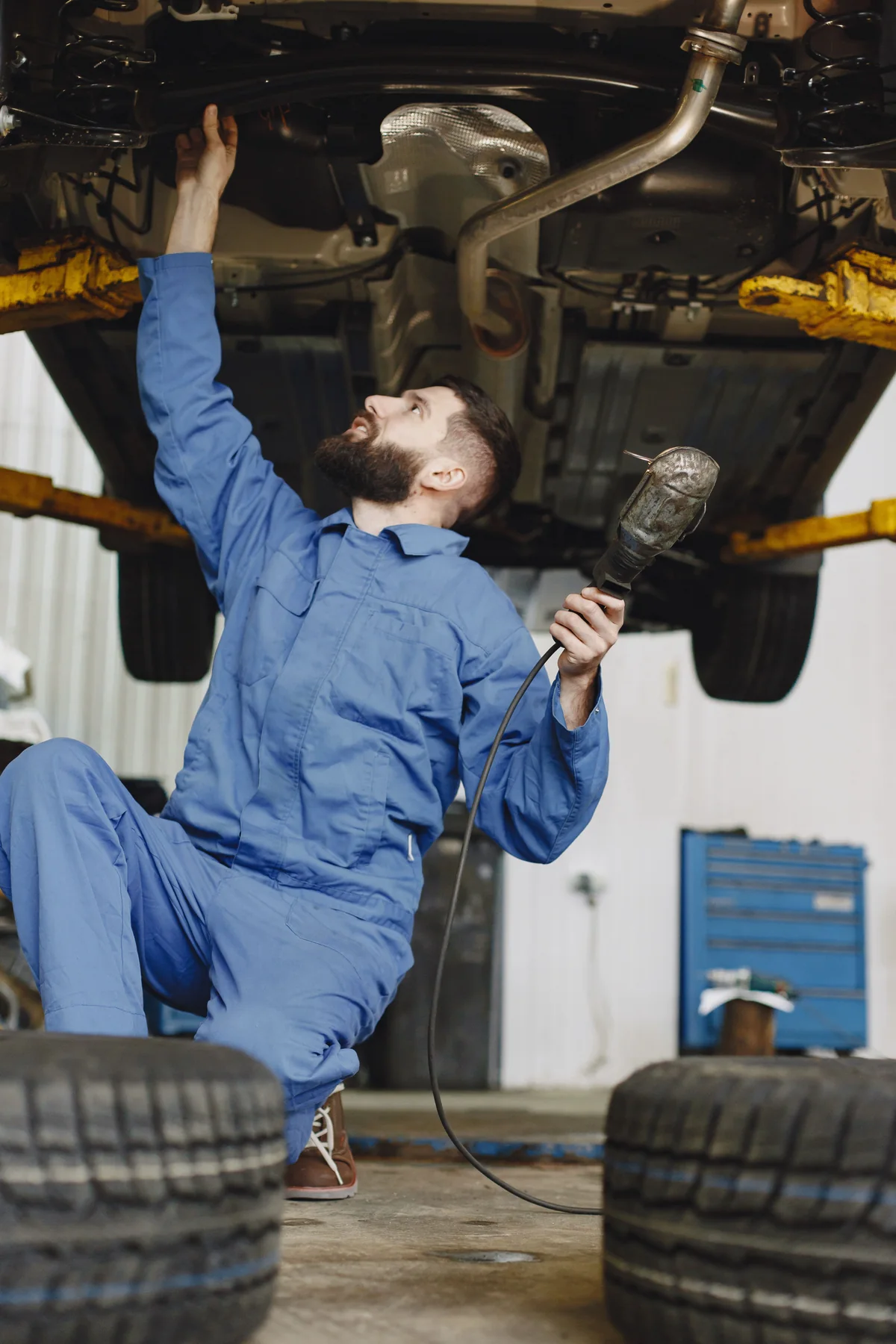 Arbeiten an einer Fahrzeugbremse in der Werkstatt